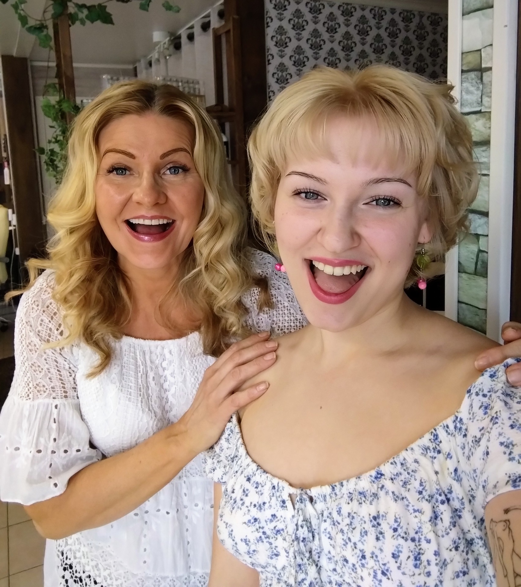 Kampaajat Mia Kaipia ja Celina Fall 